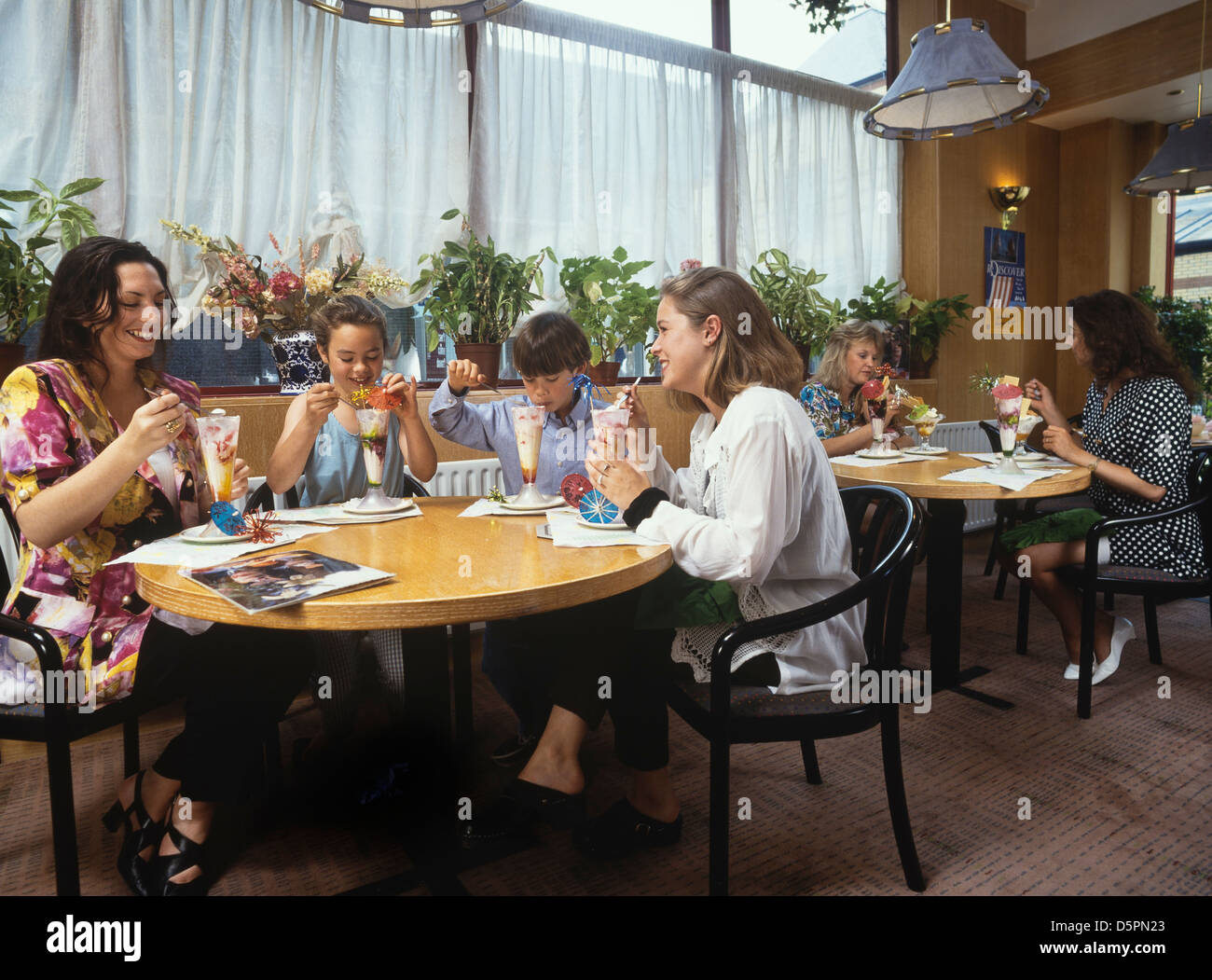 Junge Menschen in Eis Tomassi's Eisdiele, Southend, Essex Stockfoto