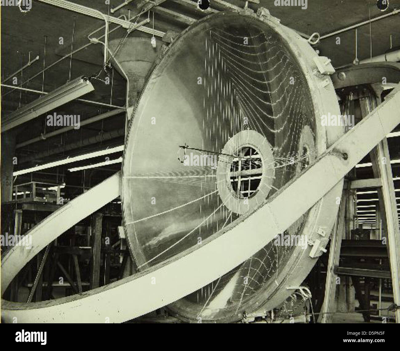Der Solarofen, der in der Consolidated/Convair Aircraft Factory in San Diego verwendet wurde, war ein einzigartiges Gerät, das für die Prüfung von Materialien unter hohen Temperaturen verwendet wurde. Es war ein wichtiger technologischer Fortschritt in der Mitte des 20. Jahrhunderts, insbesondere in der Luft- und Raumfahrtforschung. Das San Diego Air and Space Museum stellt diese Ausrüstung als Teil seiner Sammlung bereit. Stockfoto