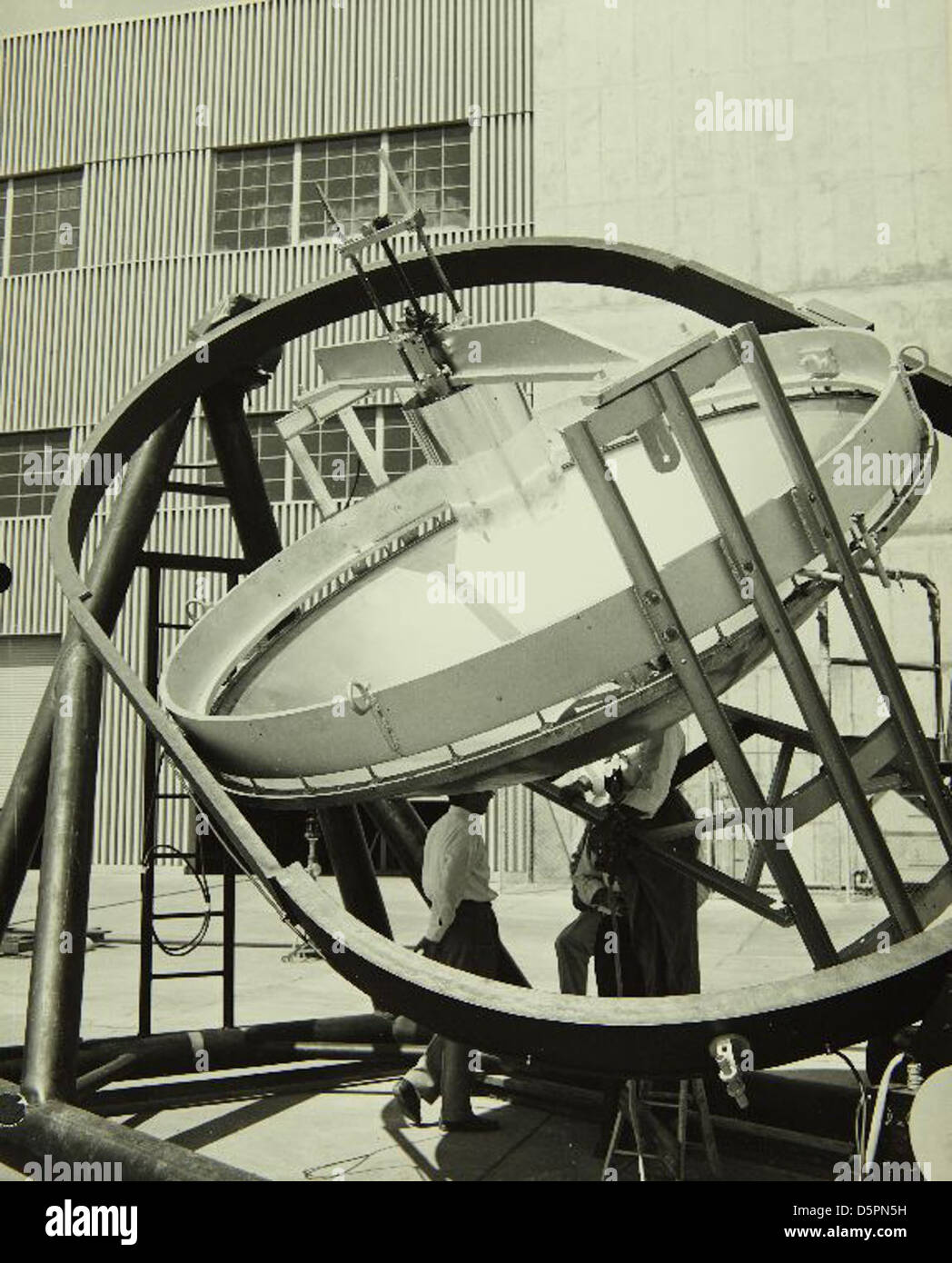 Der Solarofen in der Convair/General Dynamics-Anlage in San Diego war eine innovative Anlage, die zur Erprobung und Entwicklung von Luft- und Raumfahrttechnologien entwickelt wurde. Sie spielte eine Rolle bei der Weiterentwicklung sowohl der Flugzeugtechnik als auch der militärischen Technologie während der Ära des Kalten Krieges. Stockfoto