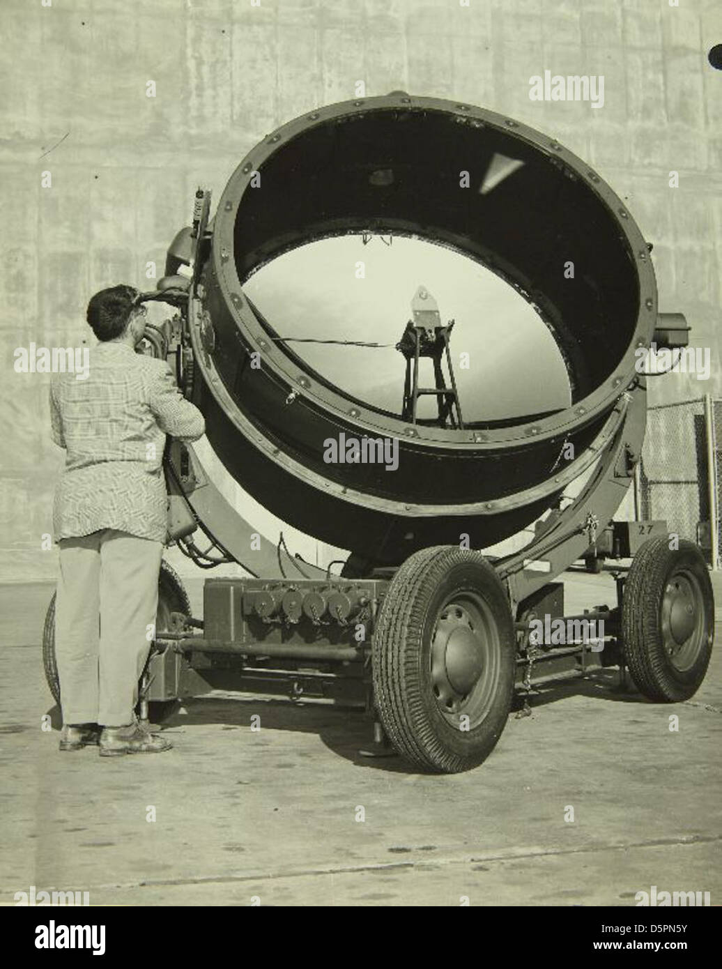 Diese Abbildung zeigt den Solarofen in der Consolidated/Convair Aircraft Factory in San Diego, der für die Prüfung von Flugzeugmaterialien und -Komponenten verwendet wurde. Der Solarofen nutzte intensives konzentriertes Sonnenlicht, um Hochtemperaturbedingungen für die Entwicklung der Luft- und Raumfahrt zu simulieren. Stockfoto