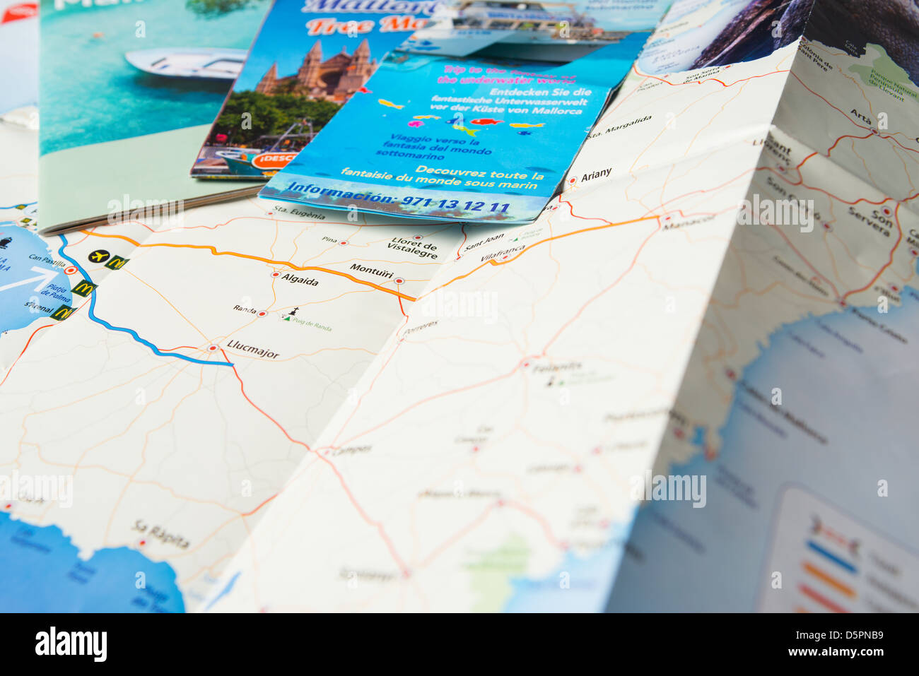 Mallorca-Reisebroschüren und Karte Stockfoto