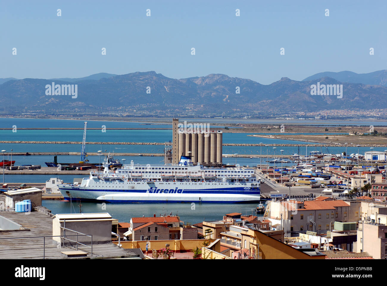 Hafen von Cagliari, Sardinien, Italien mit dem Kreuzfahrtschiff Stockfoto