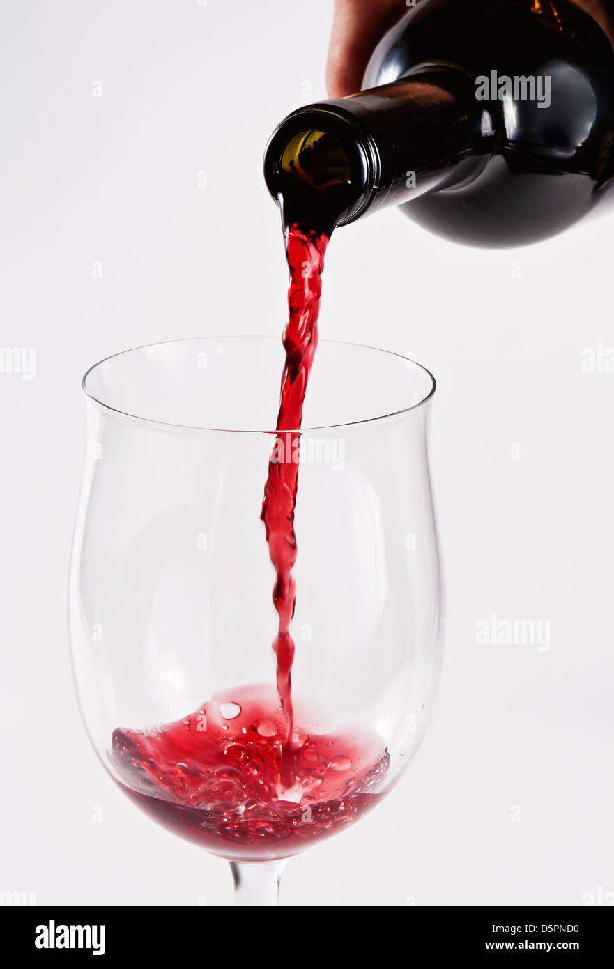 Ein Glas trockener Rotwein in Gießen Stockfoto