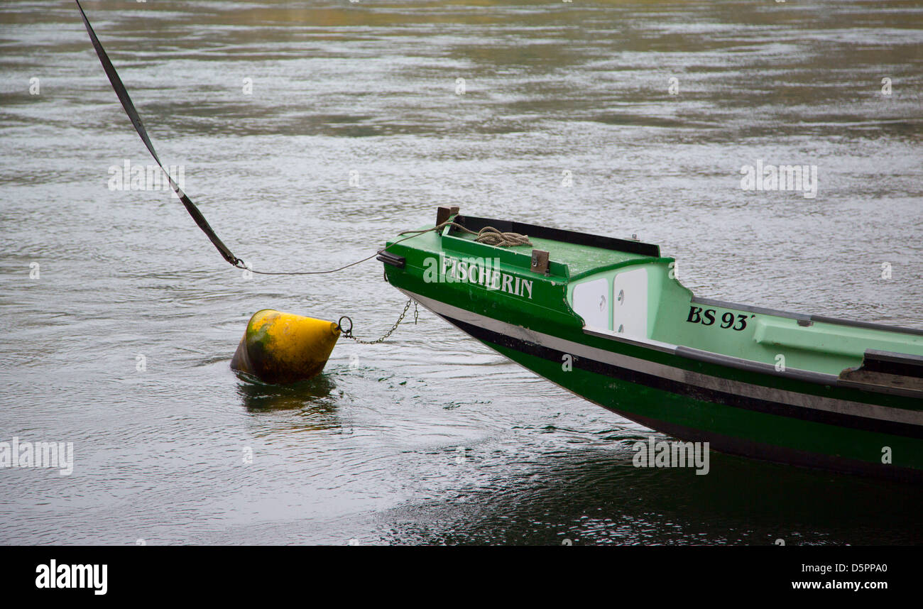 Ein Bild von einem Boot vertäut am Rhein in Basel, Schweiz. Stockfoto