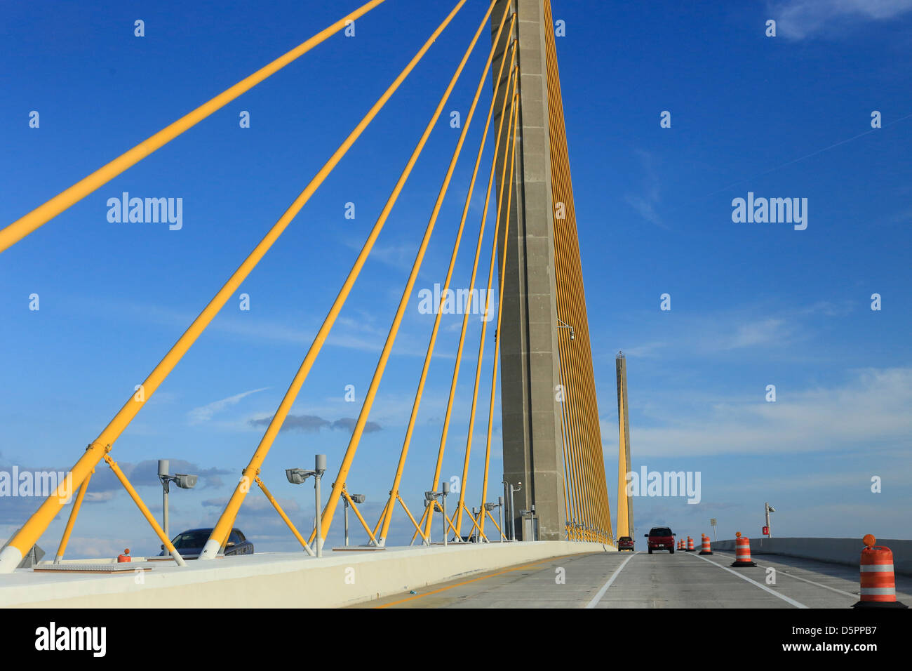 Die Bob Graham Sunshine Skyway Bridge ist eine Brücke über Tampa Bay, Florida, mit einer Schrägseilbrücke Hauptspannweite Stockfoto