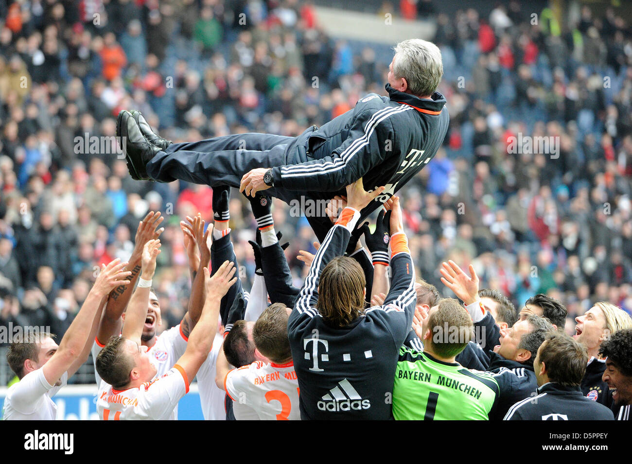 Mannschaft, Spieler Werfen Jupp HEYNCKES (Trainer Bayern München) in Die Hoehe, Lassen Ihn Hochleben, Freudentanz, Jubel, Freude, Begeisterung, Aktion. Fussball-1. Bundesliga, 28 Spieltag Eintracht Frankfurt (F)-FC Bayern München (M) 0-1.Deutscher Meister, aufgelegt. Liga1, Spieltag28, Saison 2012/13 am 06.04.2013. C O M M E R Z B EIN K A R E N A. Stockfoto