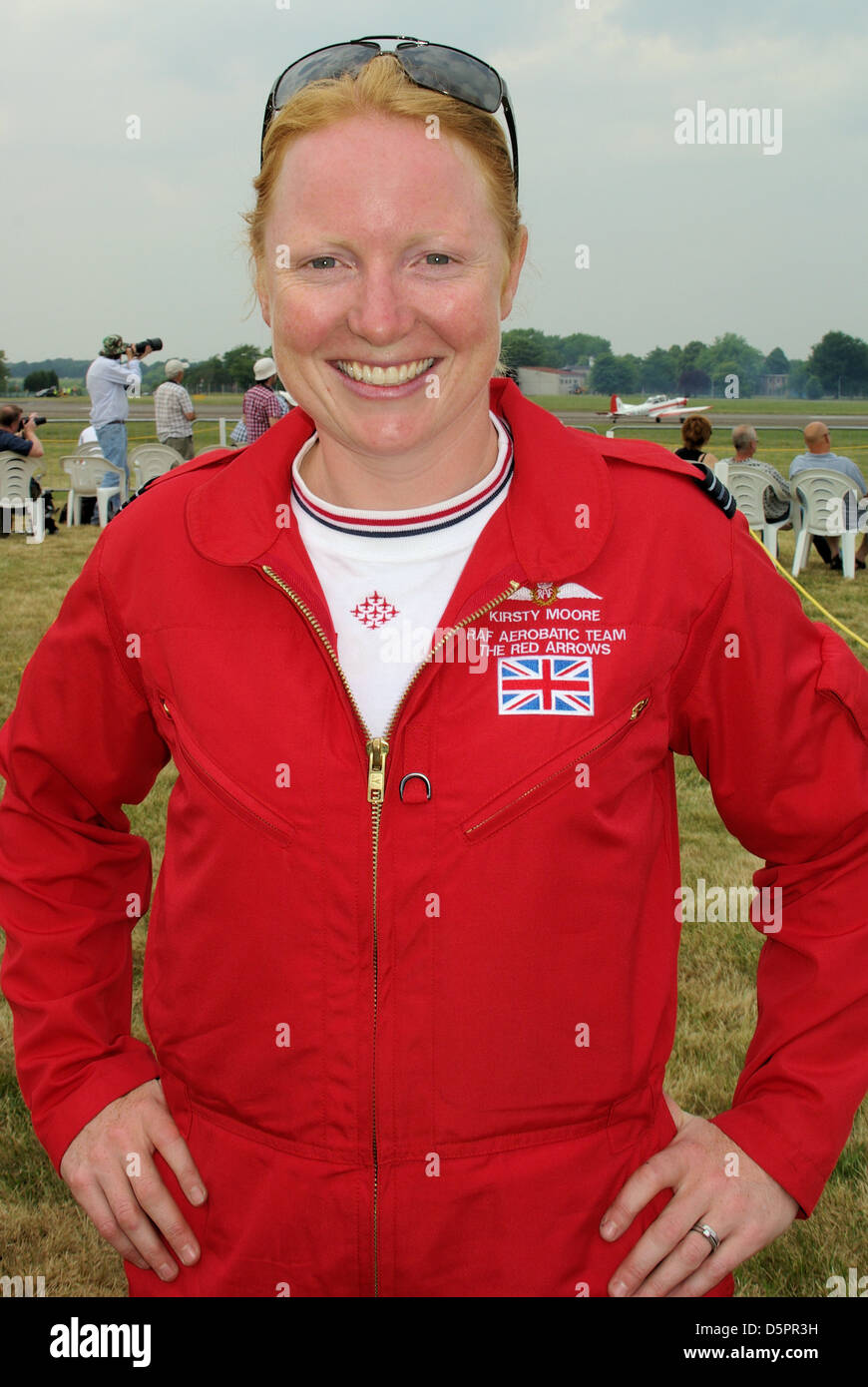 Kirsty Moore schloss sich 2010 als erste weibliche Mitarbeiterin dem RAF-Kunstflugteam Red Arrows an, verließ das Team aber 2012. Jetzt Kirsty Murphy. Zwei Mal verwogen Stockfoto