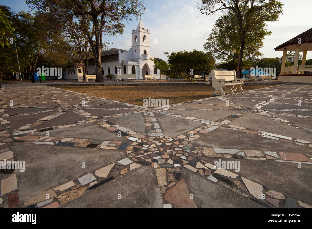 Der Park und die Kirche in La Pintada, Cocle Provinz, Republik von Panama. Stockfoto