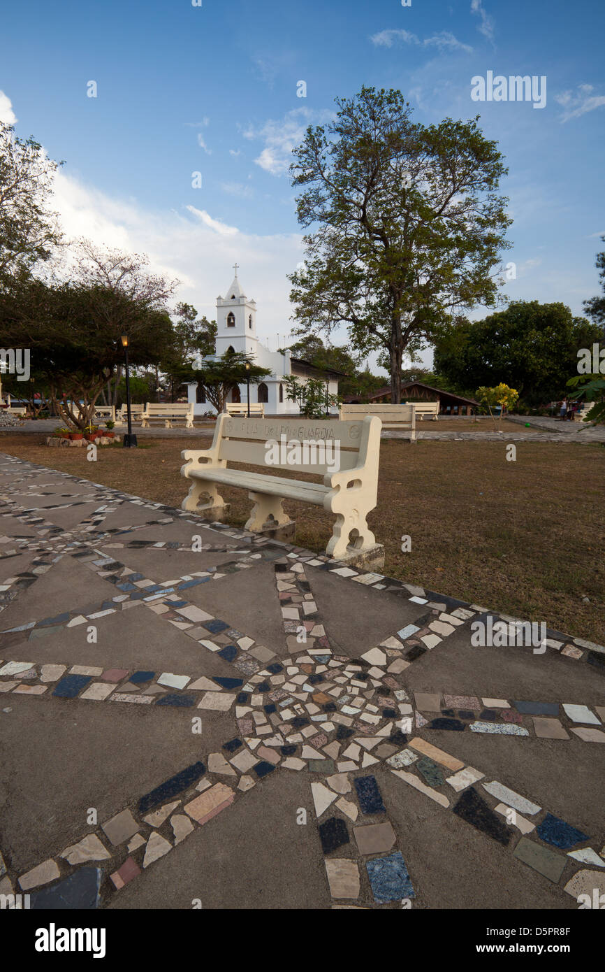 Der Park und die Kirche in La Pintada, Cocle Provinz, Republik von Panama. Stockfoto