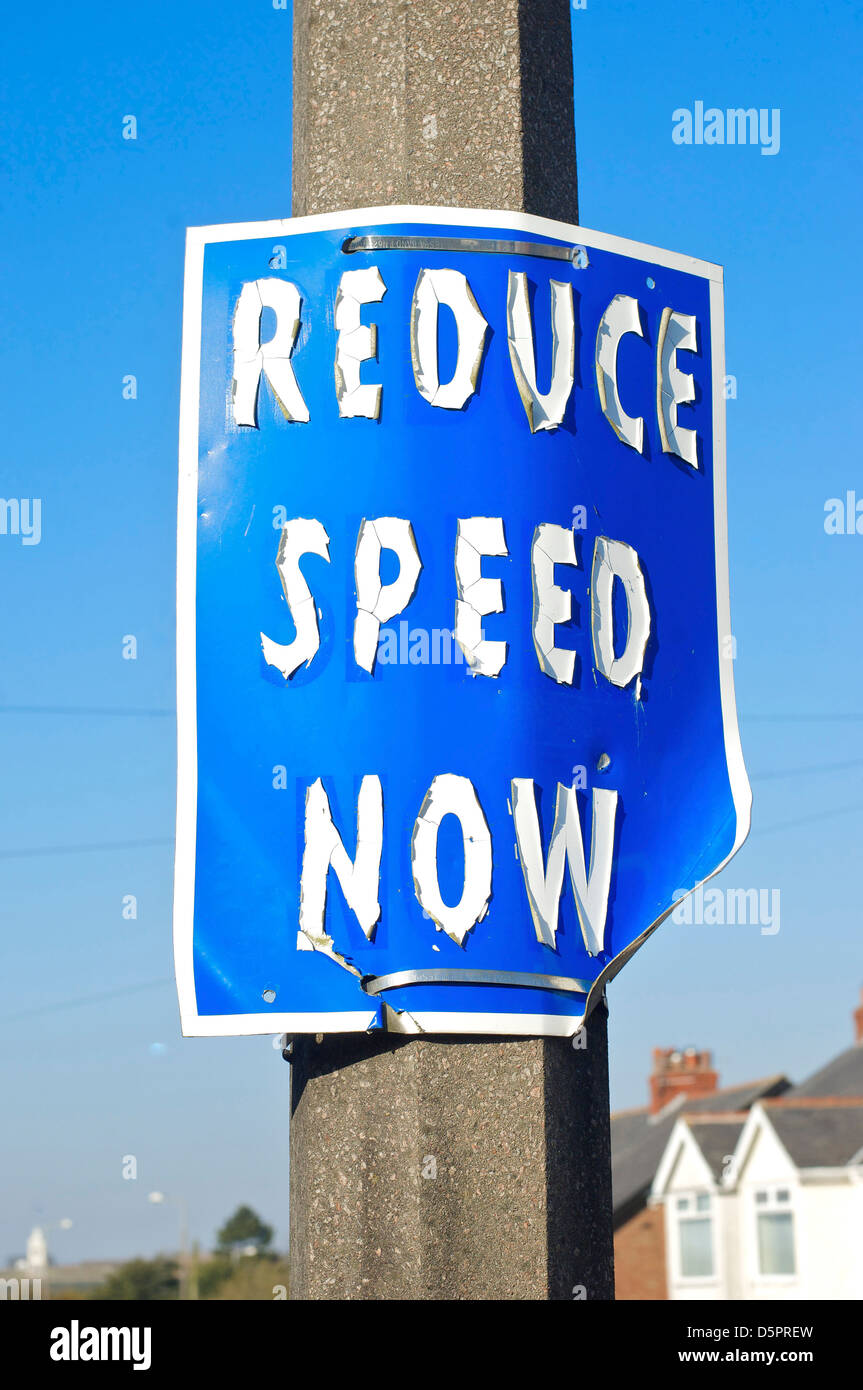 Peeling-Straße-Verkehrszeichen Stockfoto