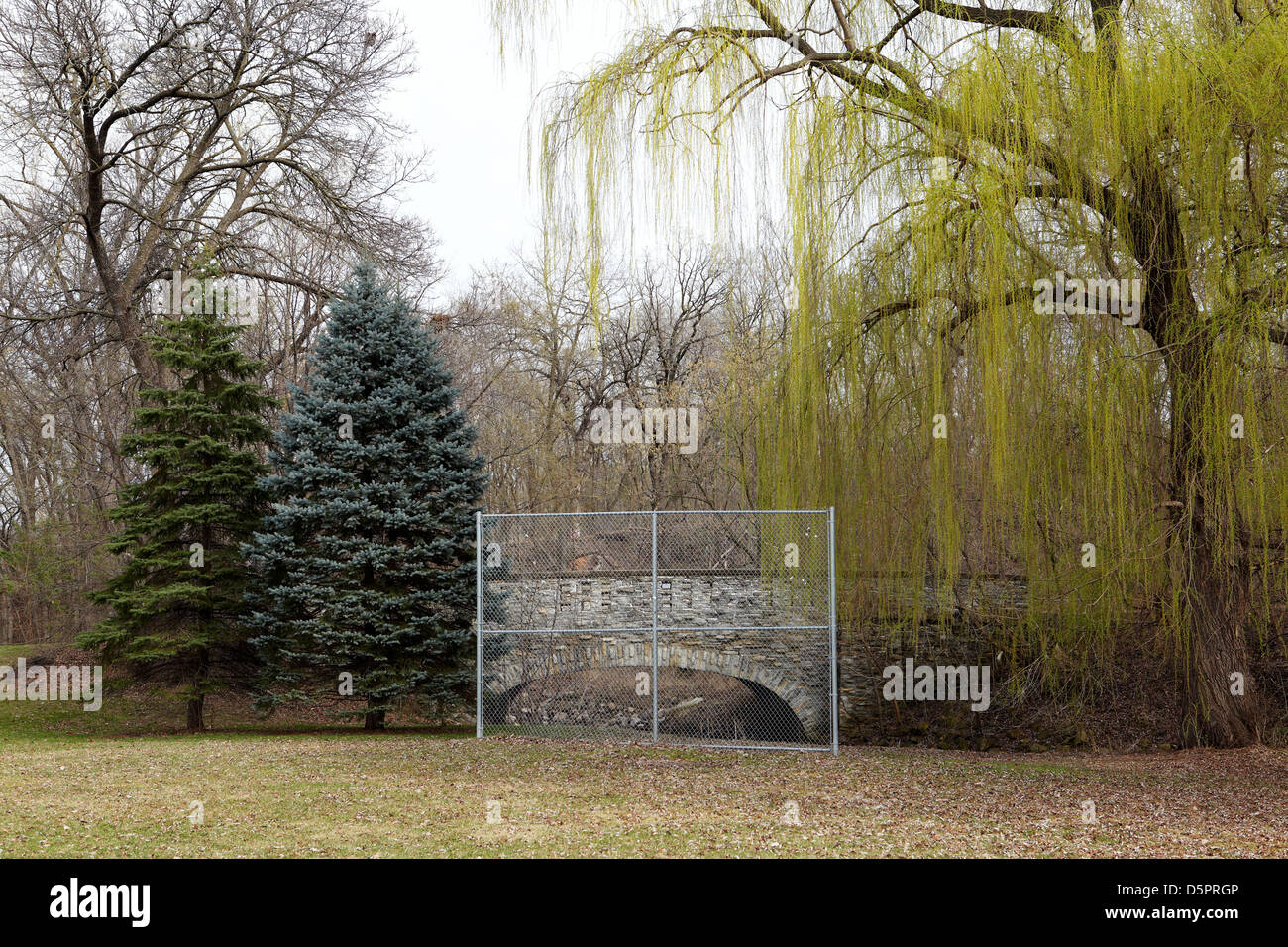 Gestaltung einer bukolischen Frühlingslandschaft Maschendrahtzaun Stockfoto