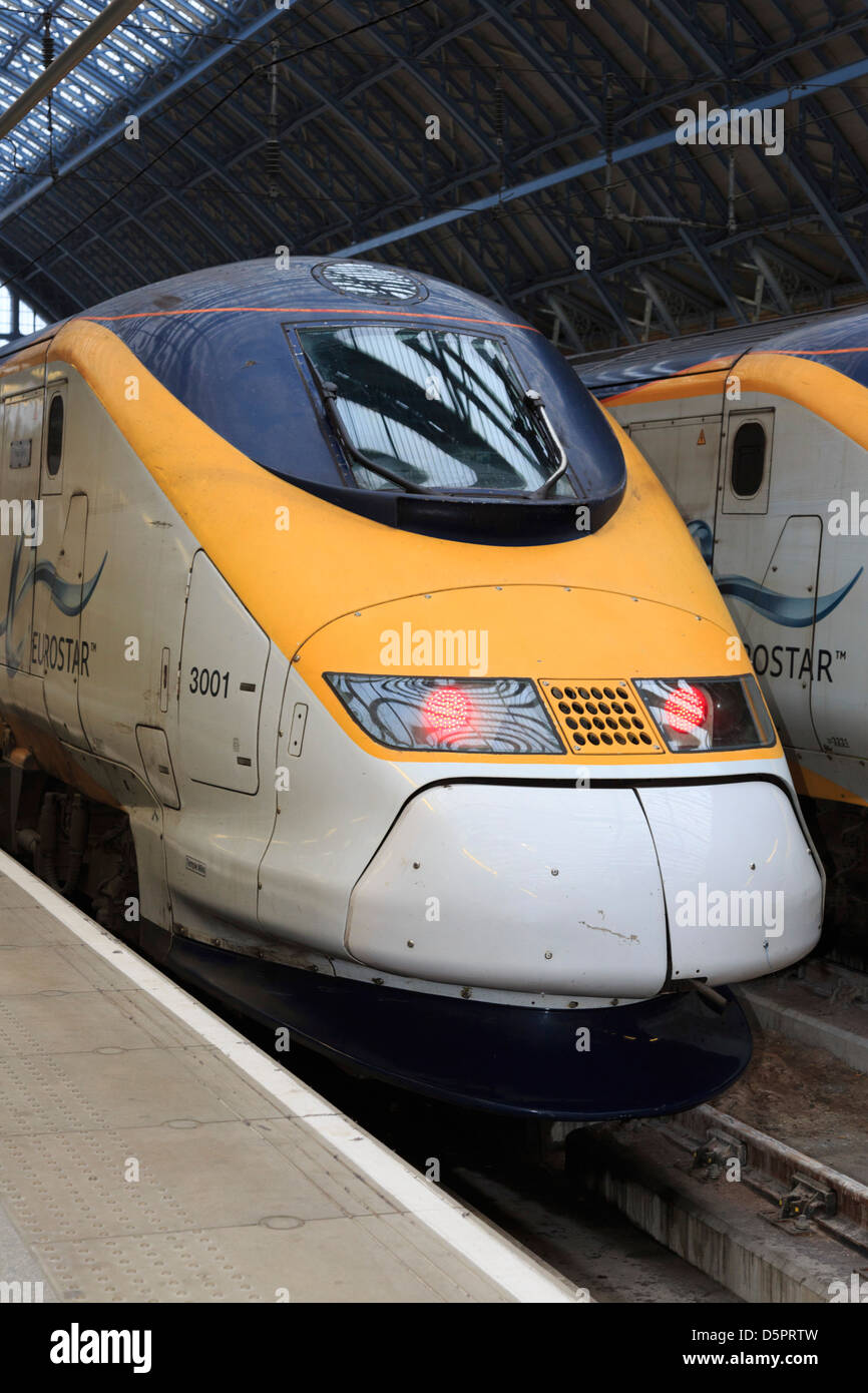 Eurostar-Zug auf der Plattform bei St Pancras International Station in London Stockfoto