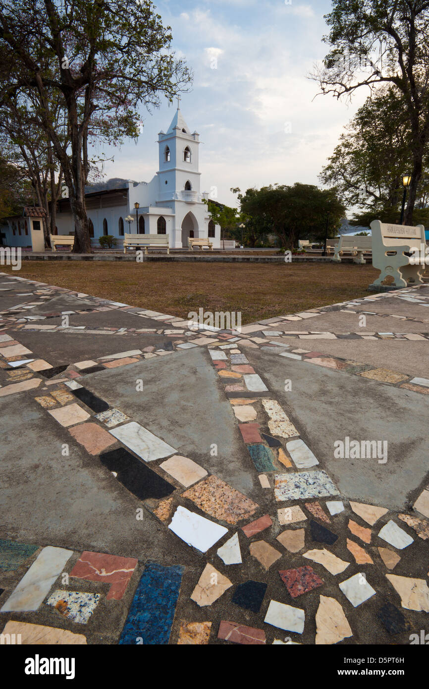 Der Park und die Kirche in La Pintada, Cocle Provinz, Republik von Panama. Stockfoto