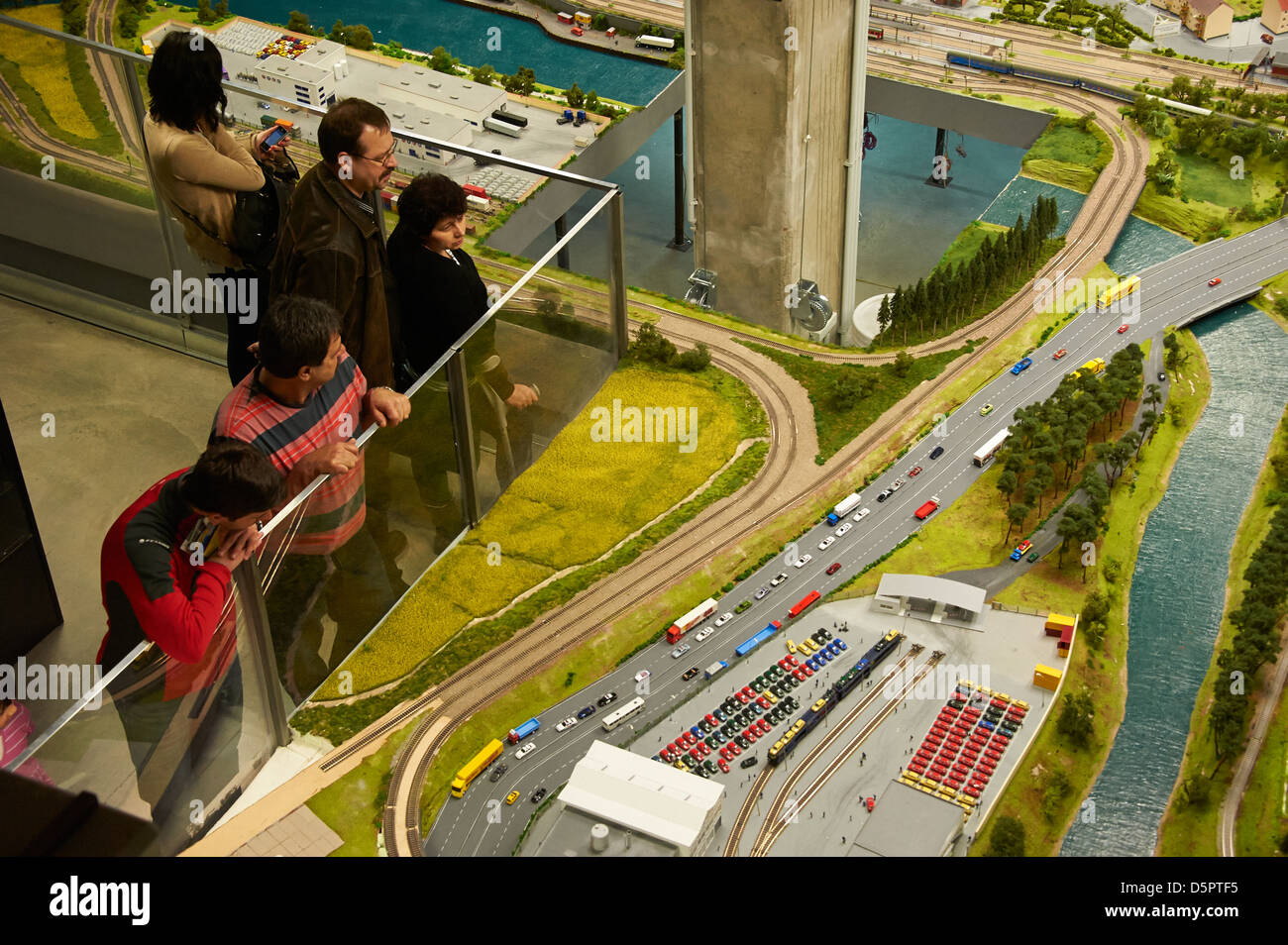 Detail des Modell Spielzeug Eisenbahn Bahnwerk mit Lok, Wagen, Gleise und Gebäude. Größte Modell Gleisanlagen in C Europa Stockfoto