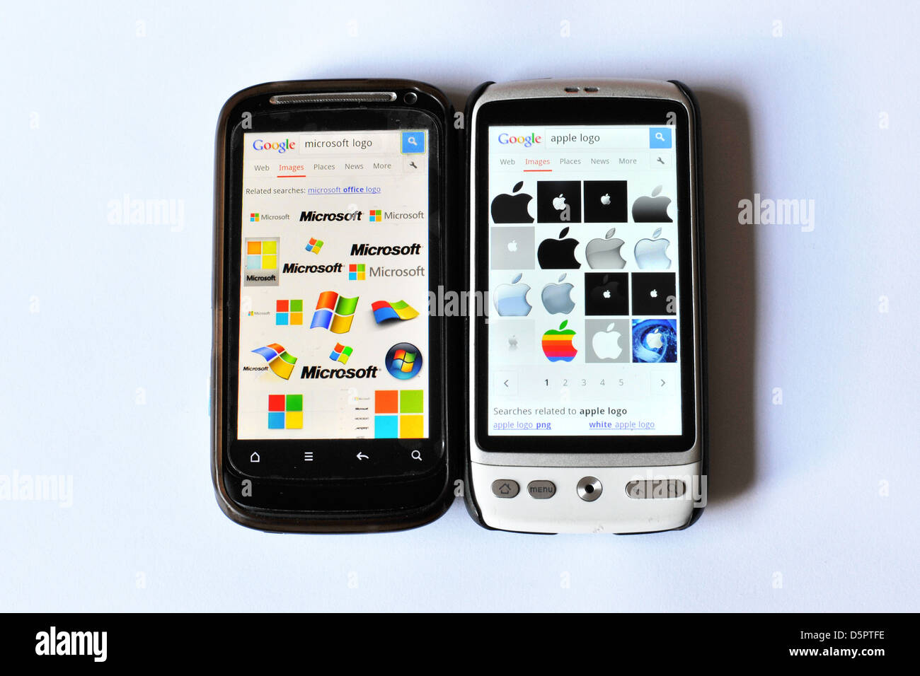 Zwei Handy-Bildschirme, die Web-Seiten in einem Studio fotografiert. Stockfoto