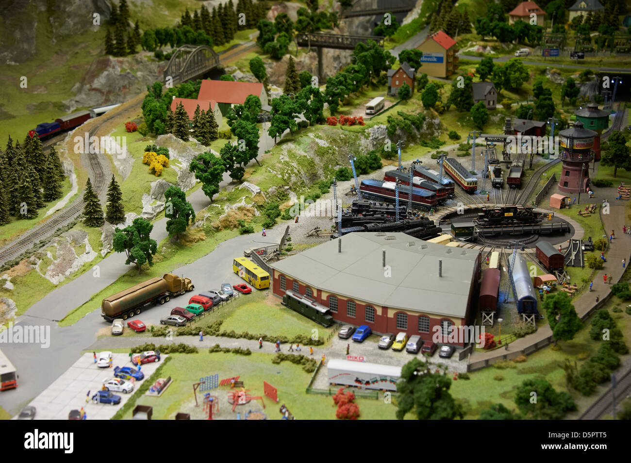 Detail des Modell Spielzeug Eisenbahn Bahnwerk mit Lok, Wagen, Gleise und Gebäude. Größte Modell Gleisanlagen in C Europa Stockfoto