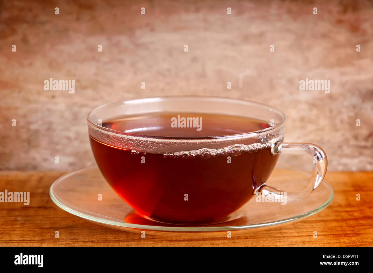 Tasse Tee auf einem hölzernen Vintage-Hintergrund Stockfoto