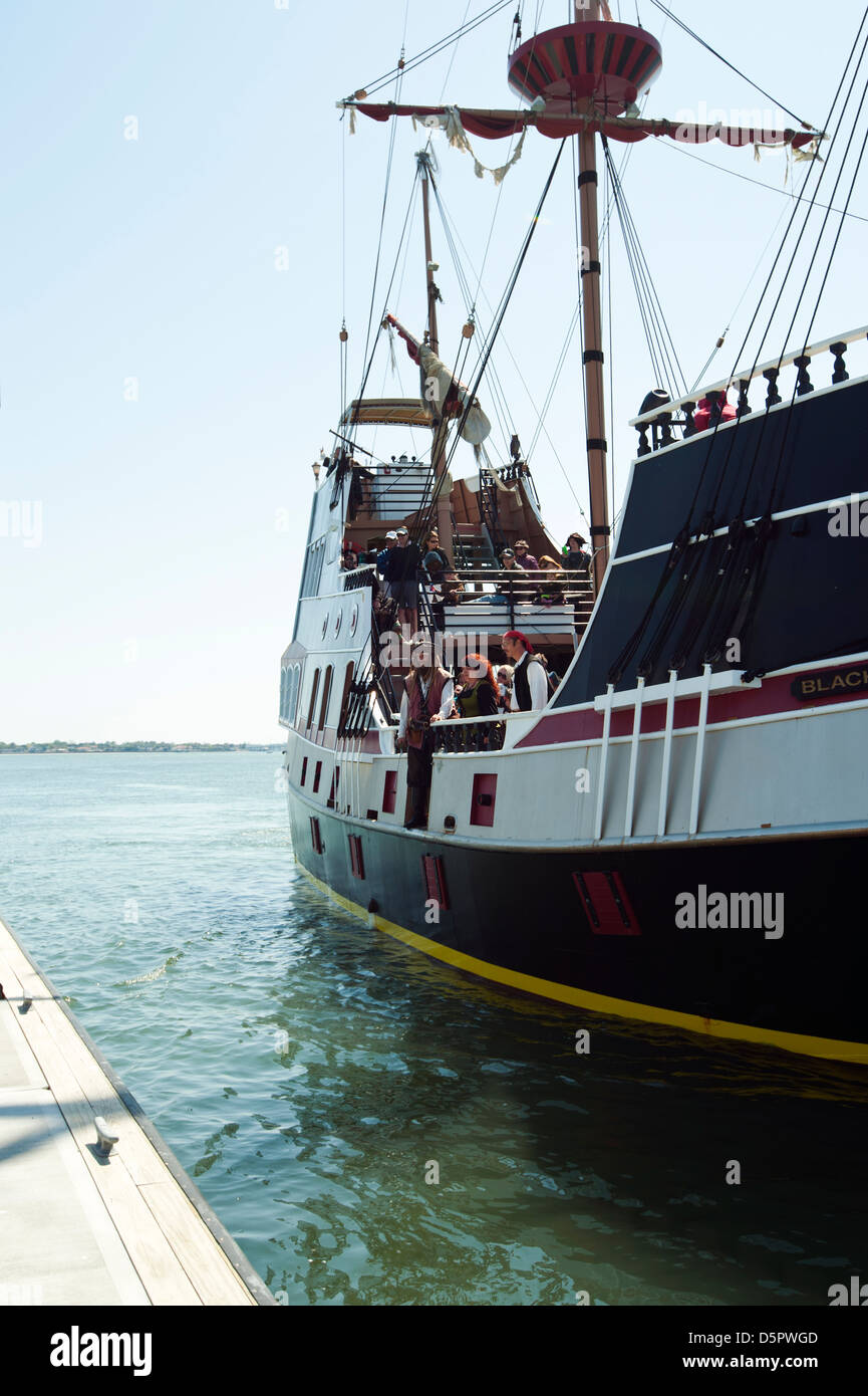 Ein Piratenschiff, "Der schwarze Rabe" Segeln in der Nähe von Vilano Beach Floating Pier in St. Augustine Florida Stockfoto