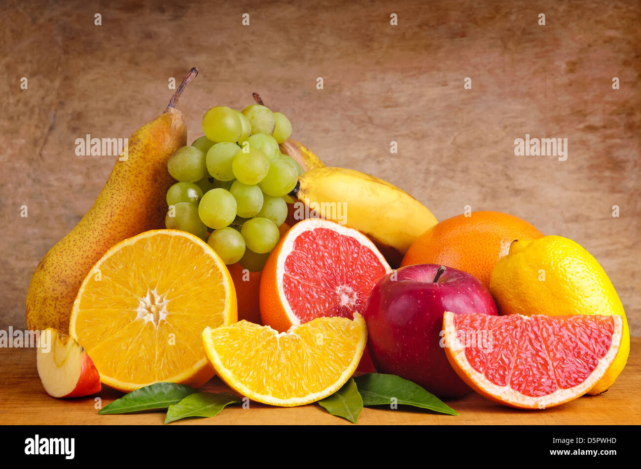 Stilleben mit bunten Gruppe der Früchte auf einem hölzernen Hintergrund Stockfoto