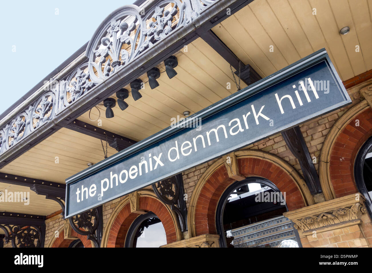 Denmark Hill Railway Station und der Phönix-Pub Stockfoto