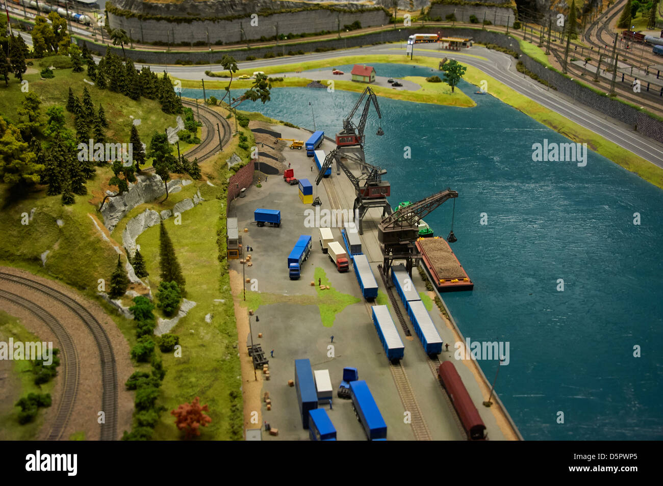 Detail des Modell Spielzeug Eisenbahn Bahnwerk mit Lok, Wagen, Gleise und Gebäude. Größte Modell Gleisanlagen in C Europa Stockfoto