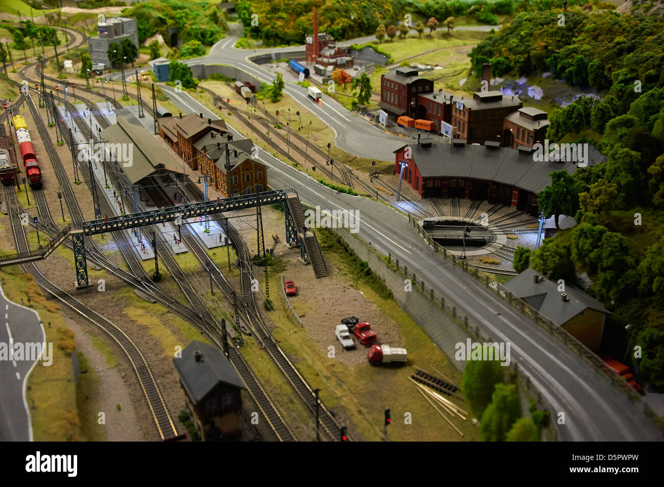 Detail des Modell Spielzeug Eisenbahn Bahnwerk mit Lok, Wagen, Gleise und Gebäude. Größte Modell Gleisanlagen in C Europa Stockfoto