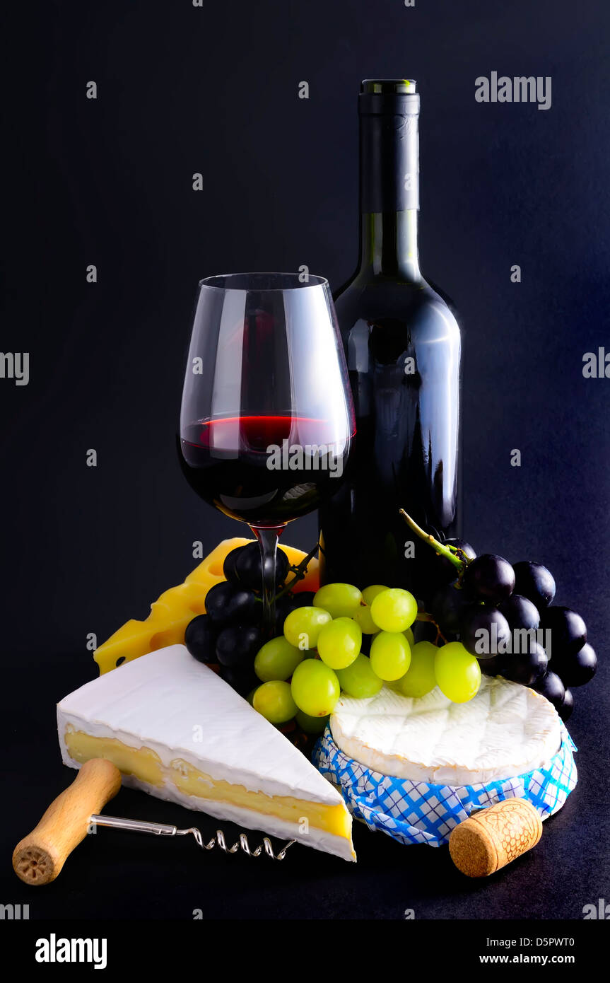 Stillleben mit französischer Käse, Wein und Trauben Stockfoto