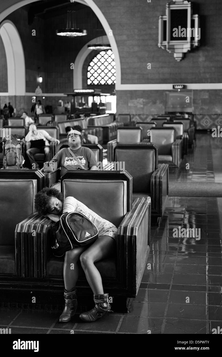 Schwarz / weiß Bild von Mädchen schläft an der Grand Union Station, La. Stockfoto