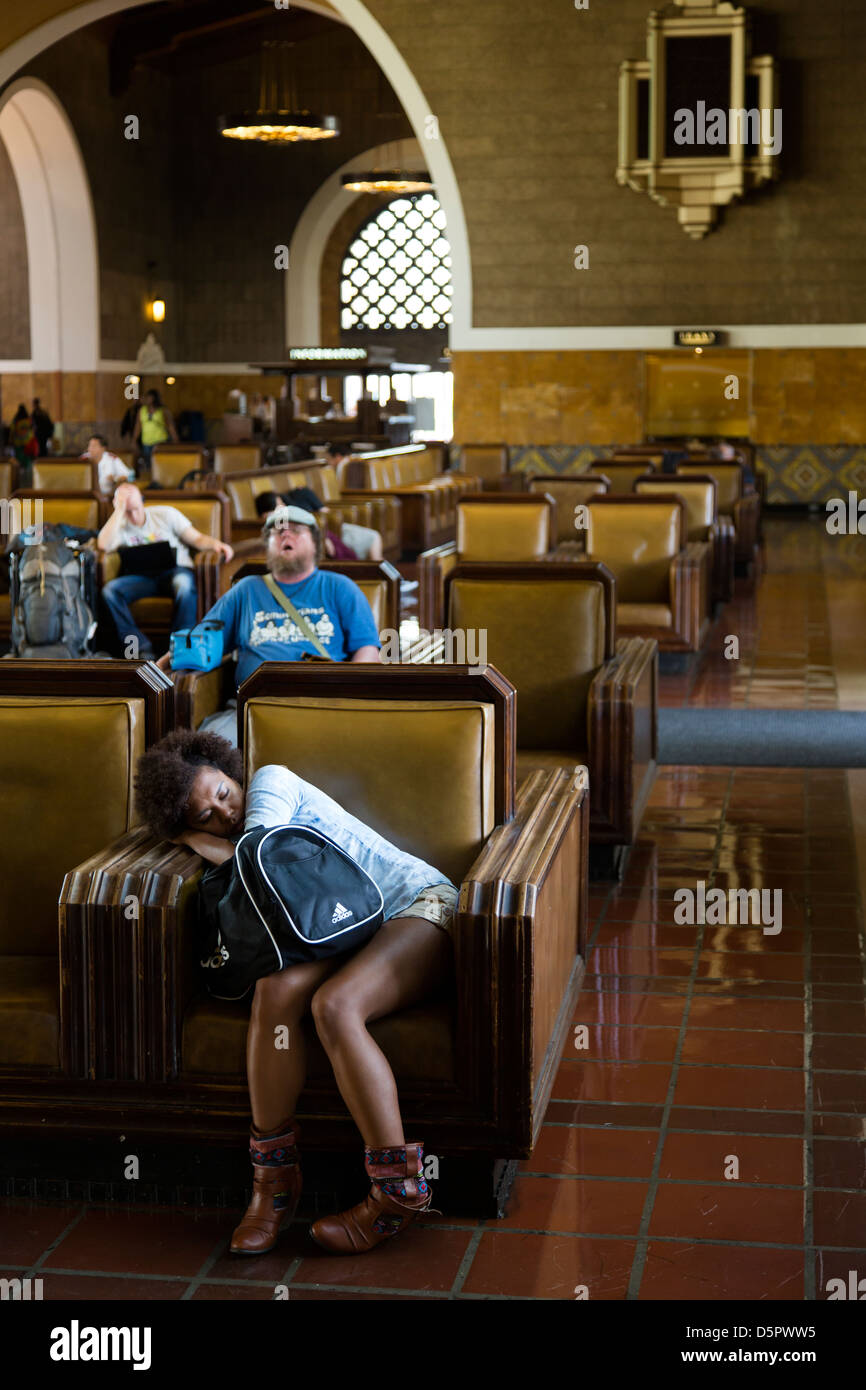 Schlafendes Mädchen Grand Union Station, LA Stockfoto