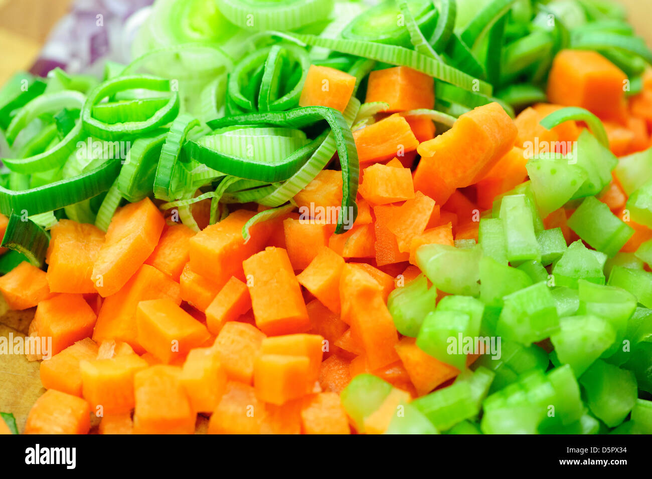 Gehackte Gemüse, Karotten, Sellerie, Lauch und Zwiebeln Stockfotografie ...