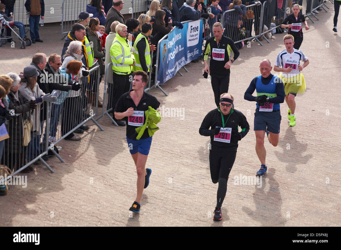 Bournemouth, UK 7. April 2013. Bournemouth Bay laufen. Bournemouths nur Küsten Halbmarathon - laufen die Teilnehmer neben der Ärmelkanal-Küste, wichtige Mittel für die British Heart Foundation Charity zur Bekämpfung von Herz-Kreislauferkrankungen zu erhöhen. Die beliebte Veranstaltung bietet die Möglichkeit, ein Halbmarathon, 10 km Lauf, 5k Run und 1 k Familie Fun Run Bournemouths Meer entlang. Bildnachweis: Carolyn Jenkins / Alamy Live News Stockfoto