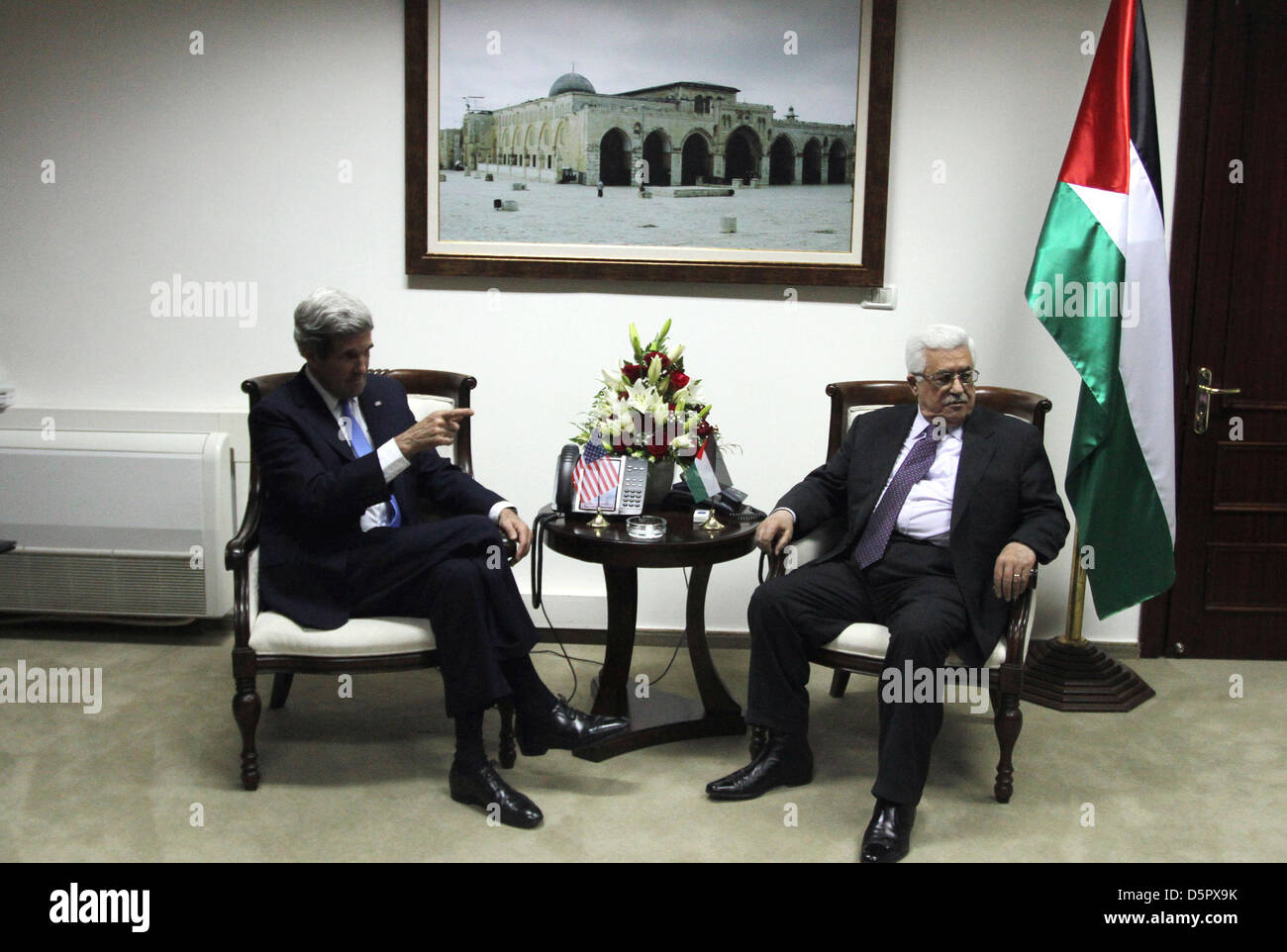 7. April 2013 trifft - Ramallah, Westjordanland - Palestinian President MAHMOUD ABBAS (R) mit US-Außenminister JOHN KERRY in der Westbank Ramallah auf ASunday. Kerrys Besuch ist in einem Versuch, Mideast Friedensgespräche neu zu starten. (Kredit-Bild: © Issam Rimawi/APA-Images/ZUMAPRESS.com) Stockfoto