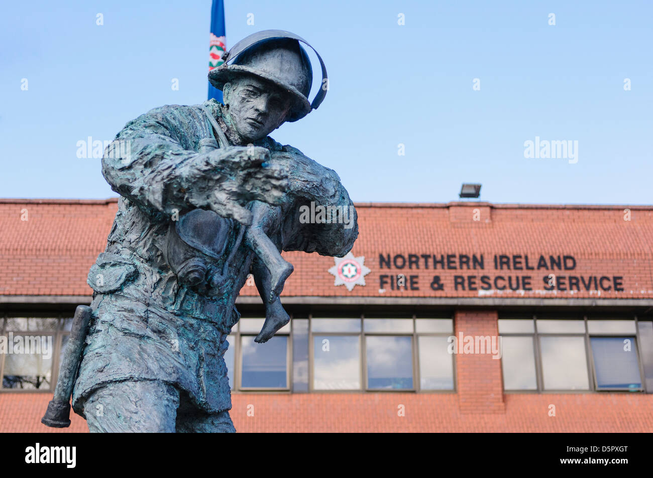 Statue von einem Feuerwehrmann Rescueing ein Kind an der Nordirland Feuer und Rettung Service-Zentrale, Lisburn Stockfoto