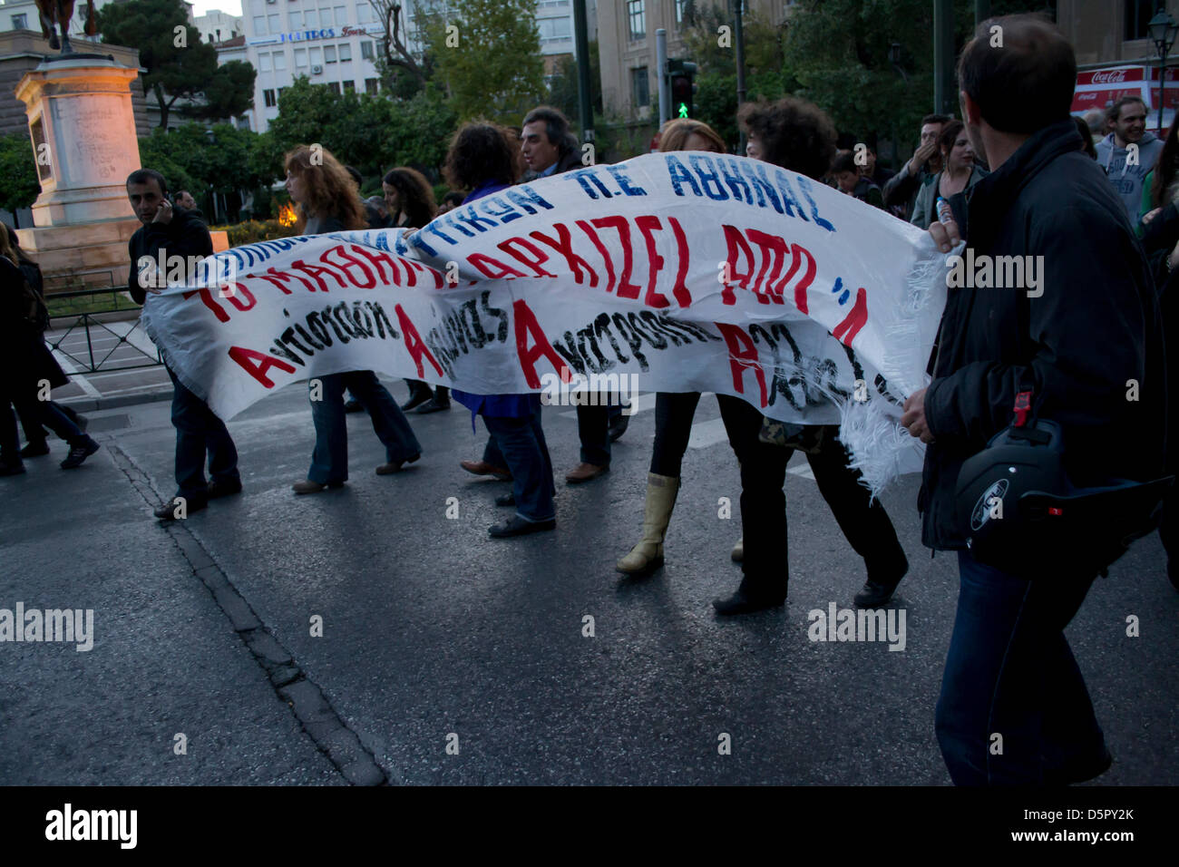 Athen, Griechenland, 7. April 2013. Gewerkschafterinnen und Gewerkschafter marschieren in das griechische Parlament Protest gegen Sparmaßnahmen. Bildnachweis: Nikolas Georgiou / Alamy Live News Stockfoto