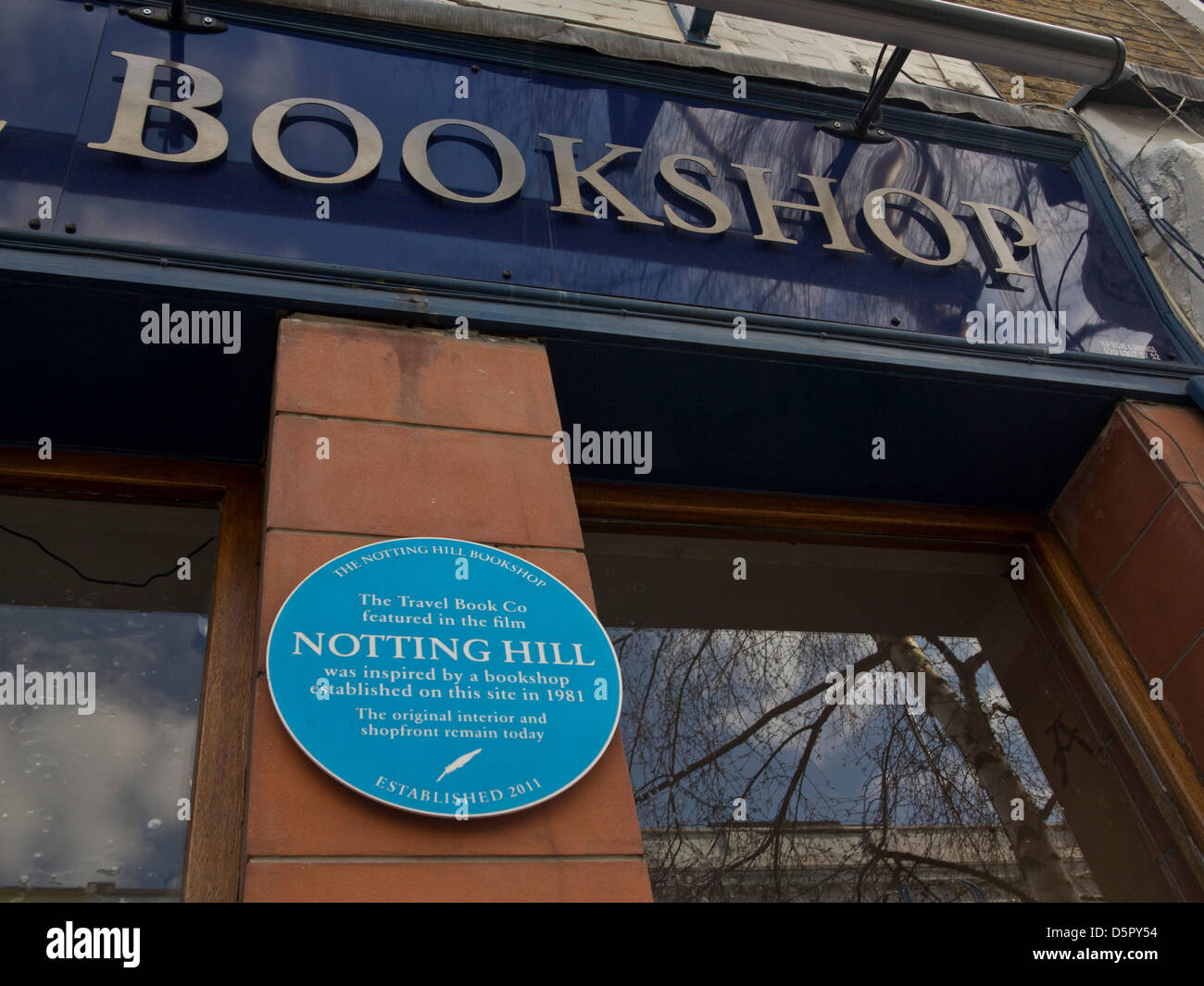 Zeichen außerhalb der Notting Hill Reisen Buchhandlung, London, berühmt im Film "Notting Hill" mit Julia Roberts und Hugh Grant Stockfoto