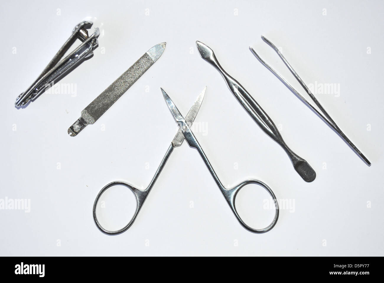 Werkzeuge aus einem Nagel Maniküre Set in einem Studio fotografiert. Stockfoto