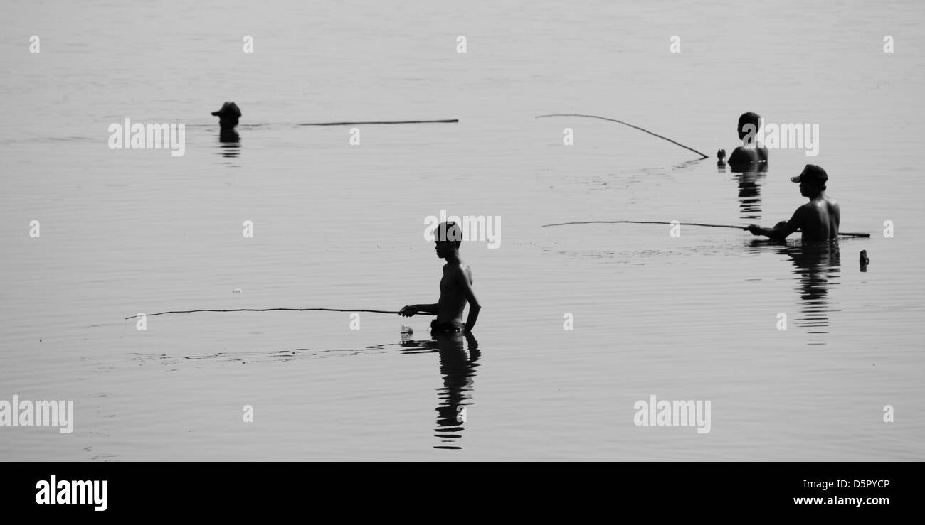 Angeln im Fluss, Teak U Bein Brücke, Amarapura, Myanmar Stockfoto