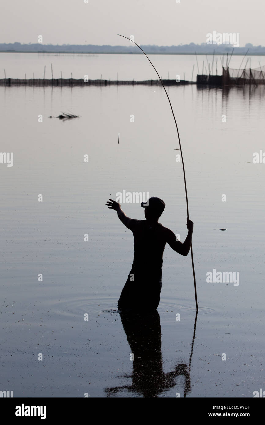 Angeln im Fluss, Teak U Bein Brücke, Amarapura, Myanmar Stockfoto