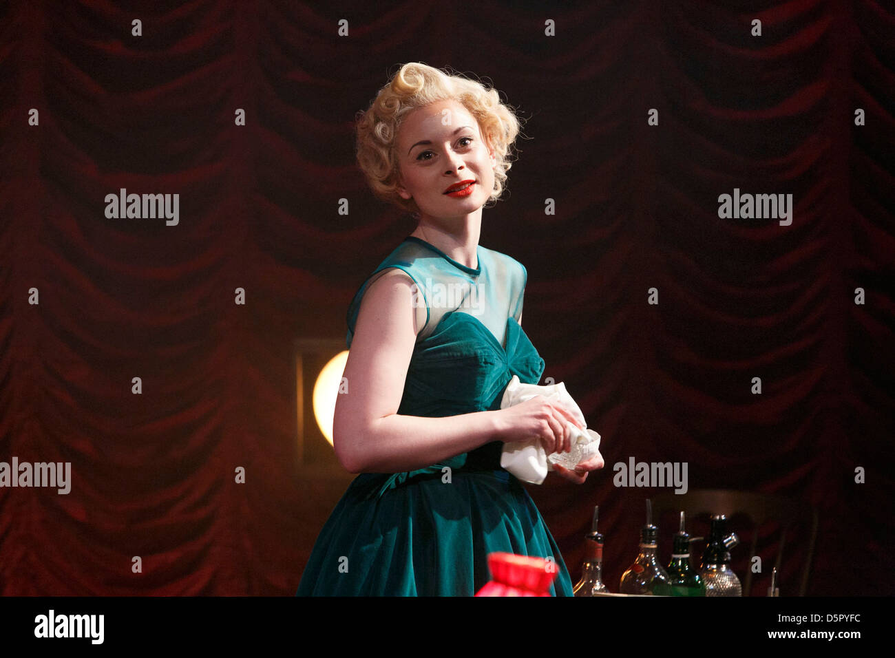 Faye Castelow (Ruth Ellis) in THE THRILL OF LOVE von Amanda Whittington Design: Jonathan Fensom Beleuchtung: Daniella Beattie Regisseur: James Dacre Stockfoto