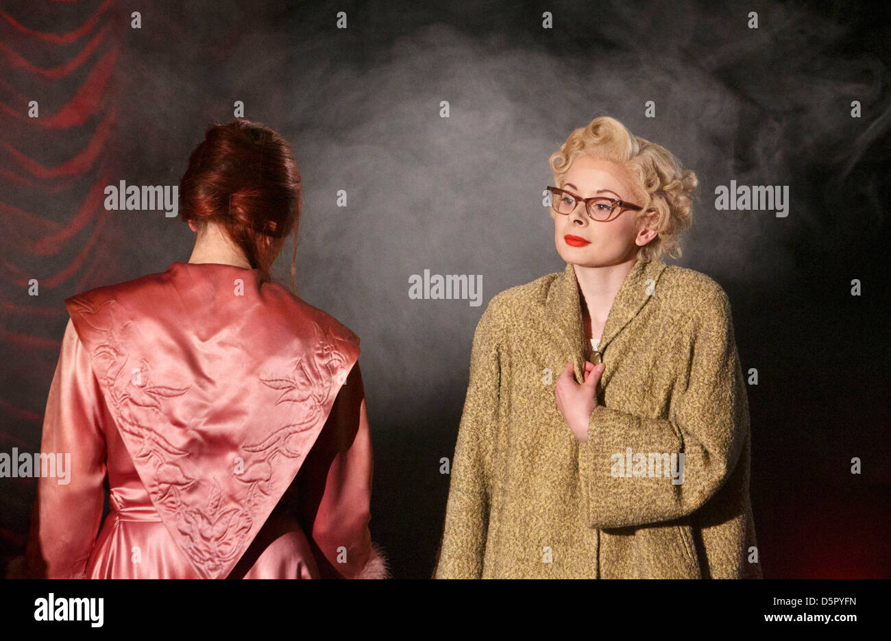 Faye Castelow (Ruth Ellis) in THE THRILL OF LOVE von Amanda Whittington Design: Jonathan Fensom Beleuchtung: Daniella Beattie Regisseur: James Dacre Stockfoto