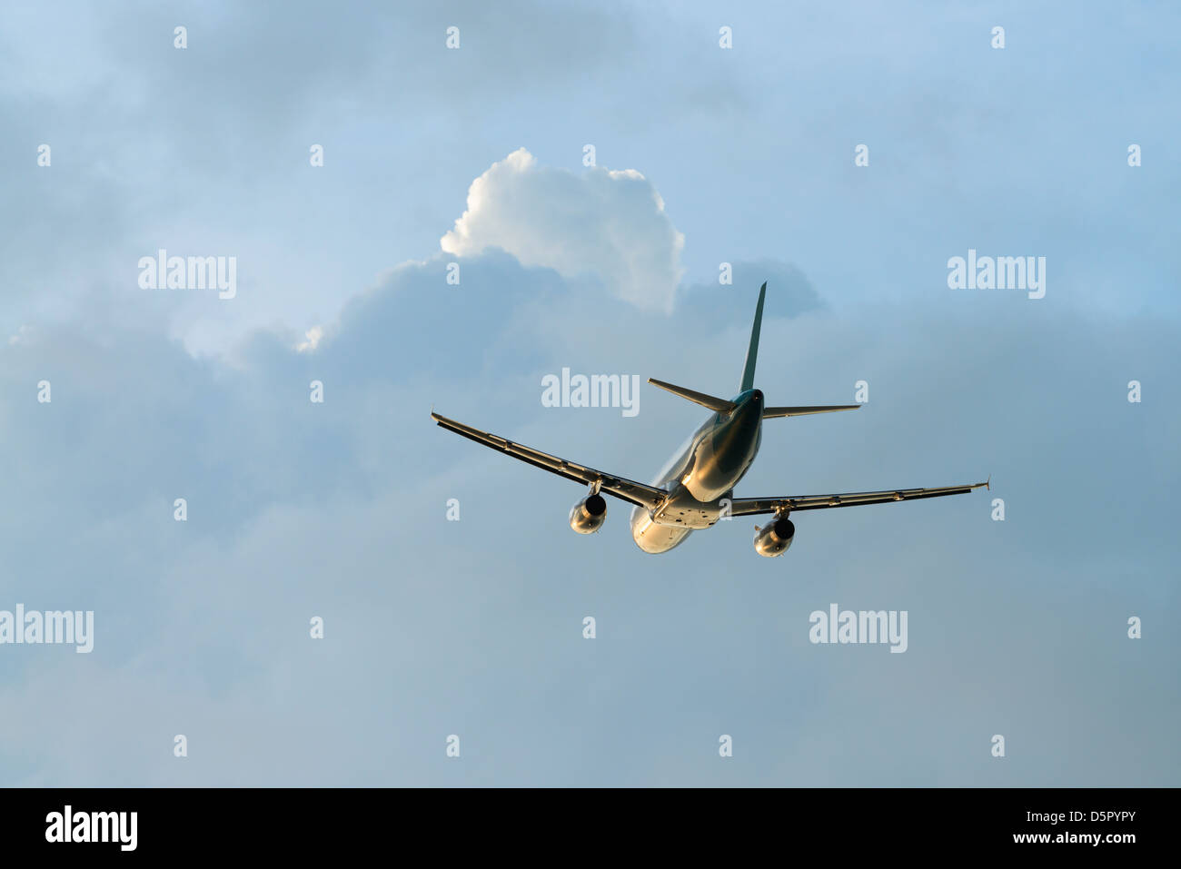 Rückansicht des Flugzeug fliegen bei bewölktem Himmel Stockfoto