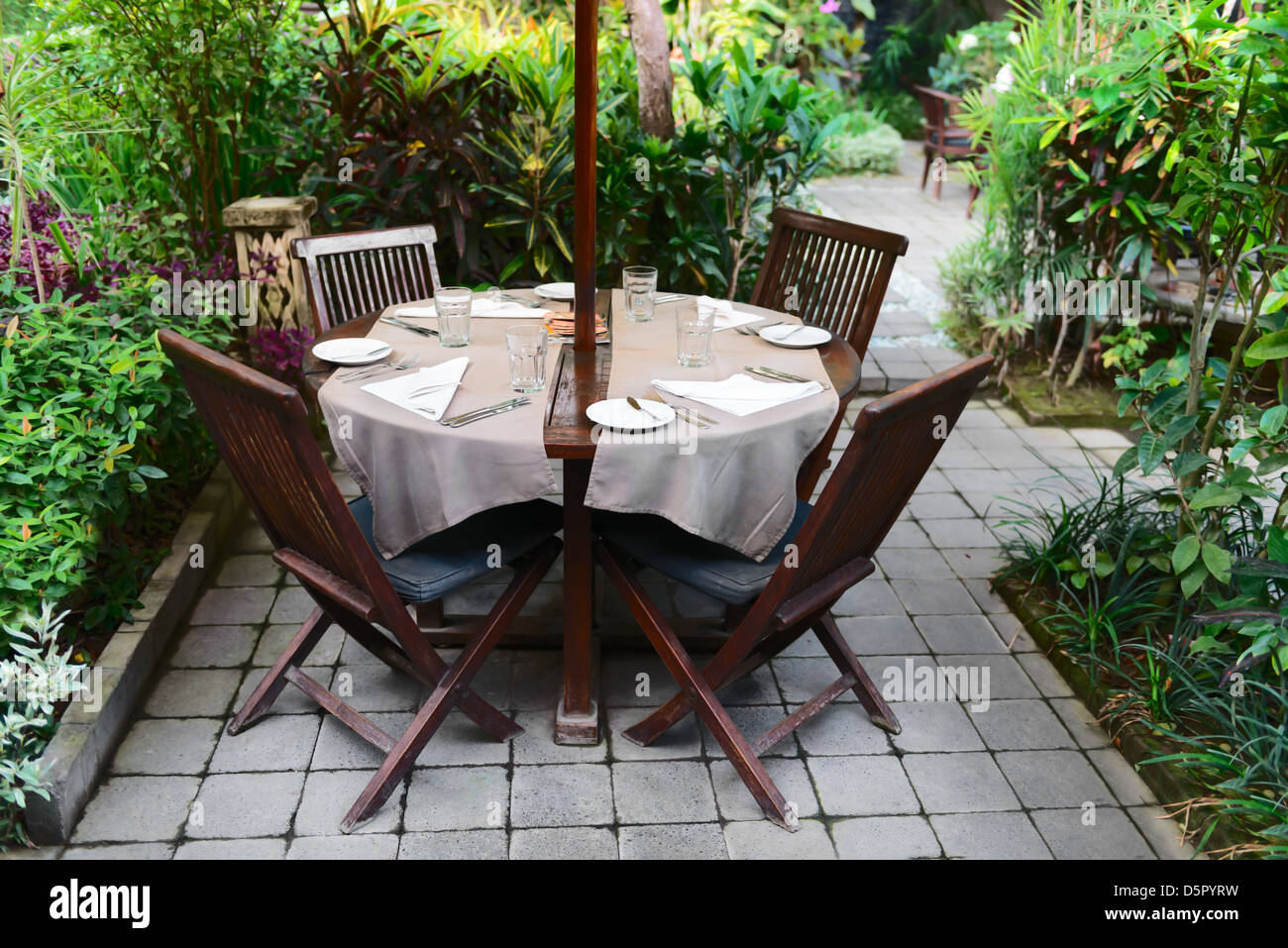 Sommer-outdoor-Café in einem grünen Garten Stockfoto