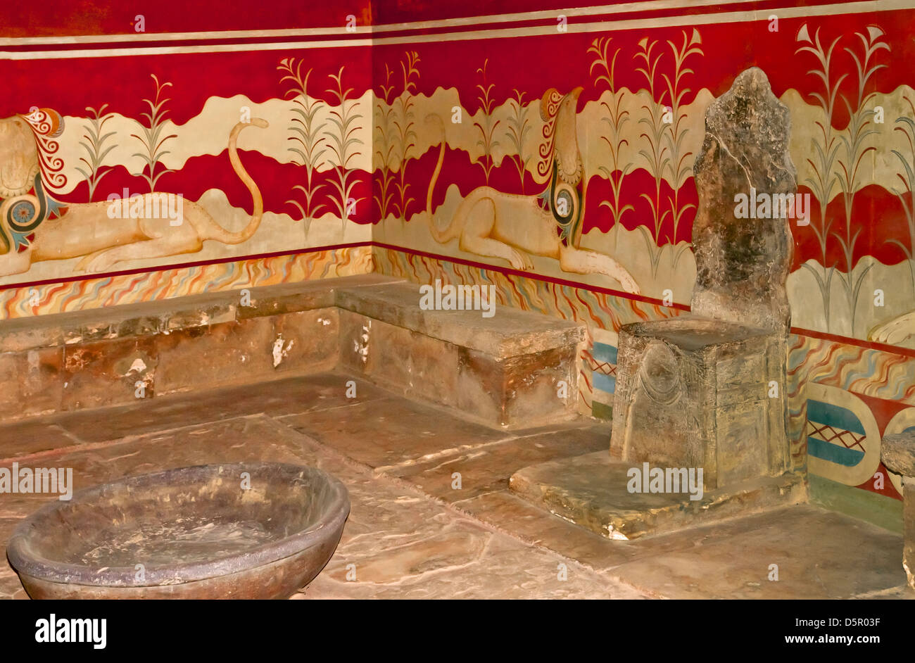 Thron des Königs Minos in den ausgegrabenen und rekonstruierten Ruinen von der bronzezeitlichen minoischen Palast von Knossos, auf Kreta Stockfoto