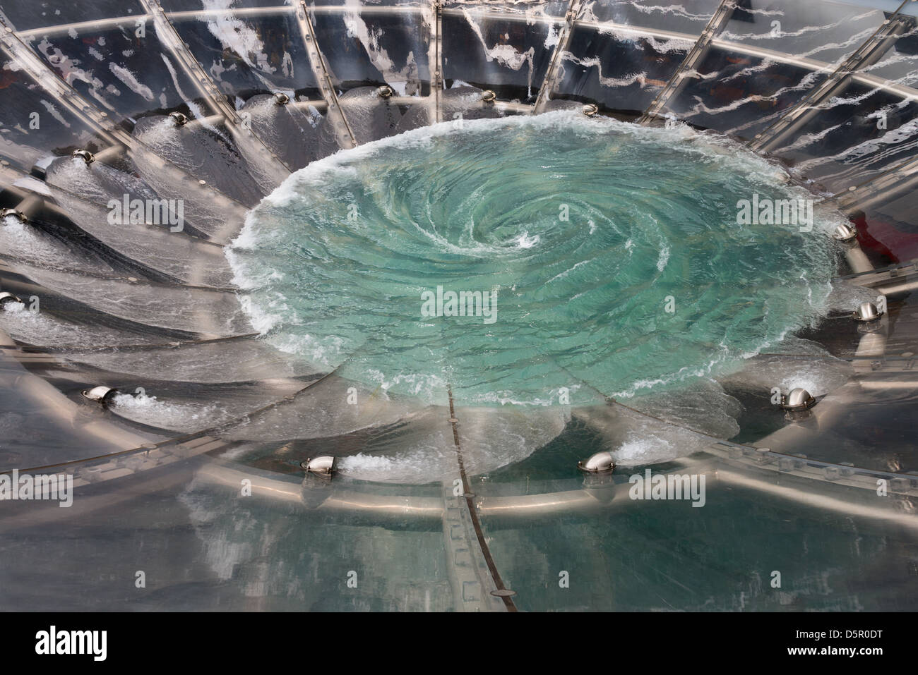 Whirlpool-Brunnen mit Tornado-Wasser Stockfoto