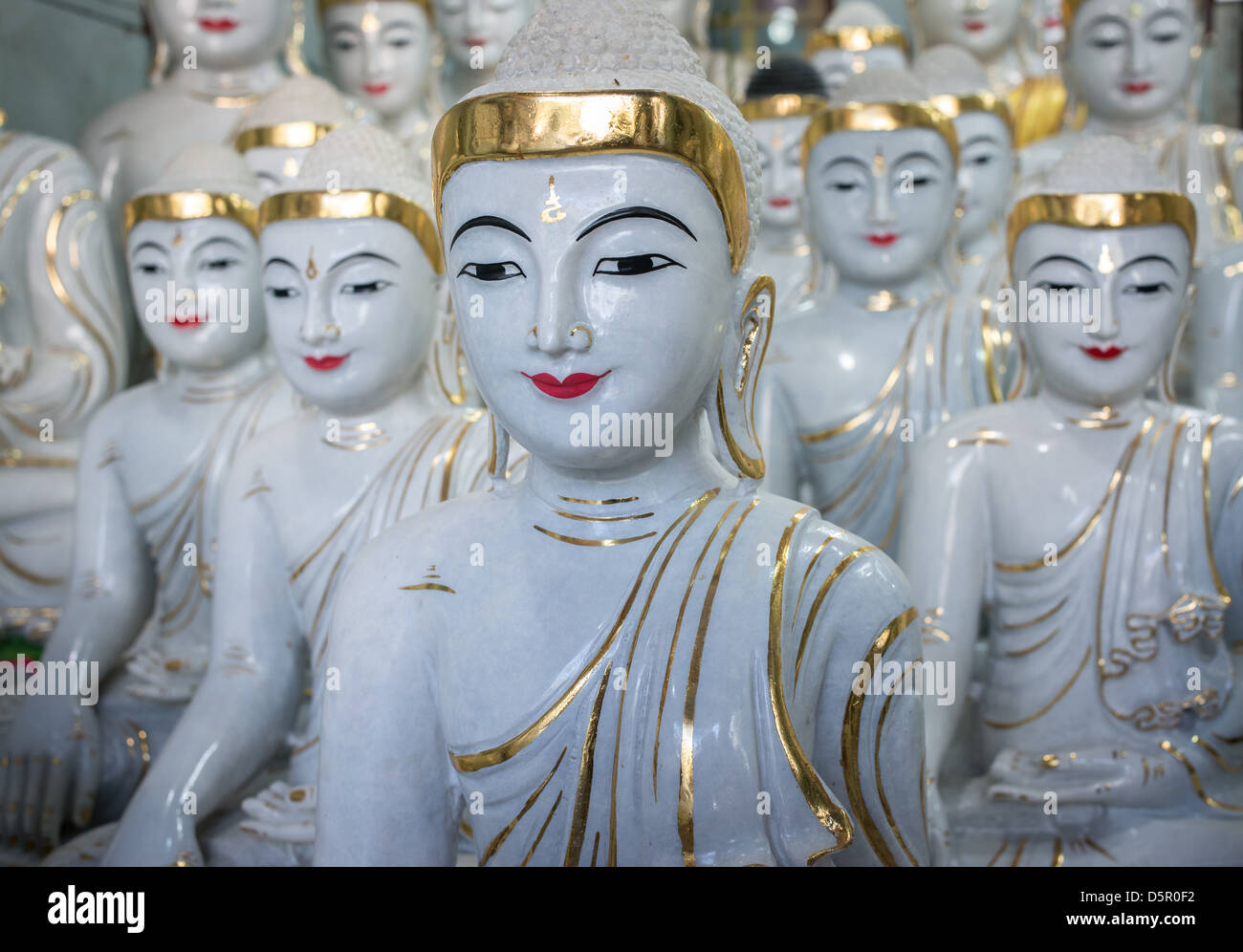 Marmor Statuen von Buddha zum Verkauf Stockfoto