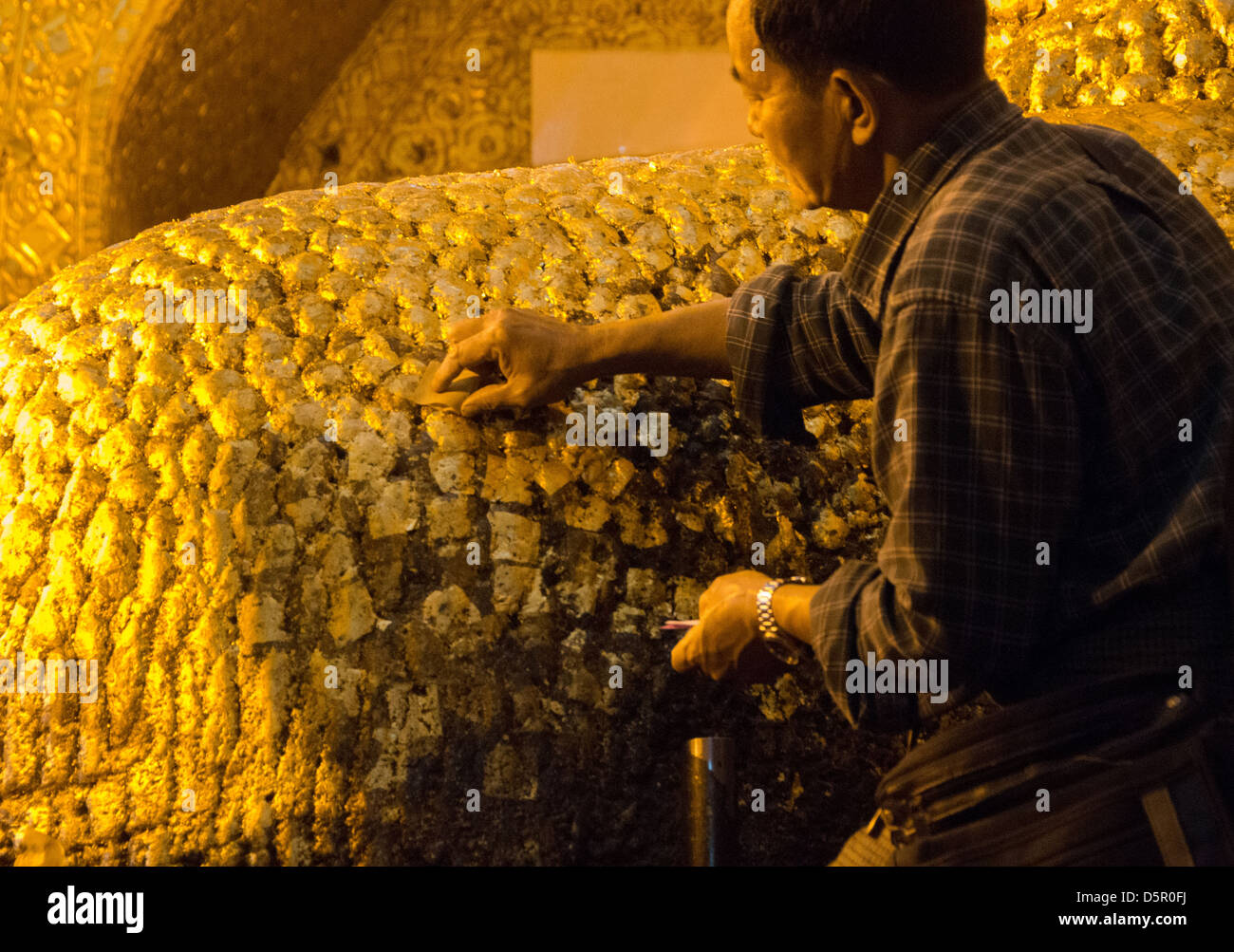 Mann hinzufügen Blattgold zu Statue an Phaung Daw Oo Pagode Stockfoto
