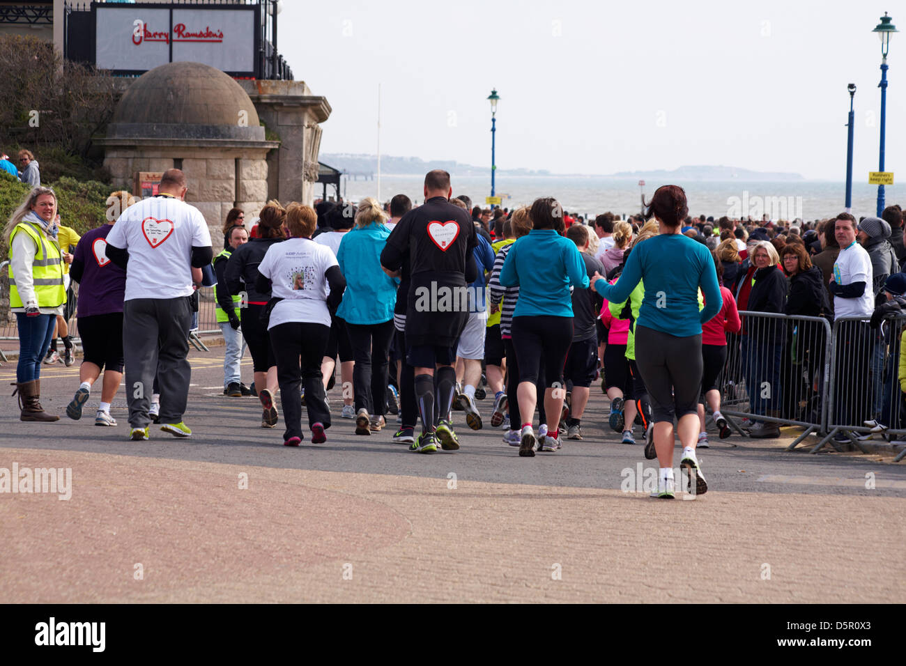 Bournemouth, UK 7. April 2013. Bournemouth Bay laufen. Bournemouths nur Küsten Halbmarathon - laufen die Teilnehmer neben der Ärmelkanal-Küste, wichtige Mittel für die British Heart Foundation Charity zur Bekämpfung von Herz-Kreislauferkrankungen zu erhöhen. Die beliebte Veranstaltung bietet die Möglichkeit, ein Halbmarathon, 10 km Lauf, 5k Run und 1 k Familie Fun Run Bournemouths Meer entlang. Bildnachweis: Carolyn Jenkins / Alamy Live News Stockfoto