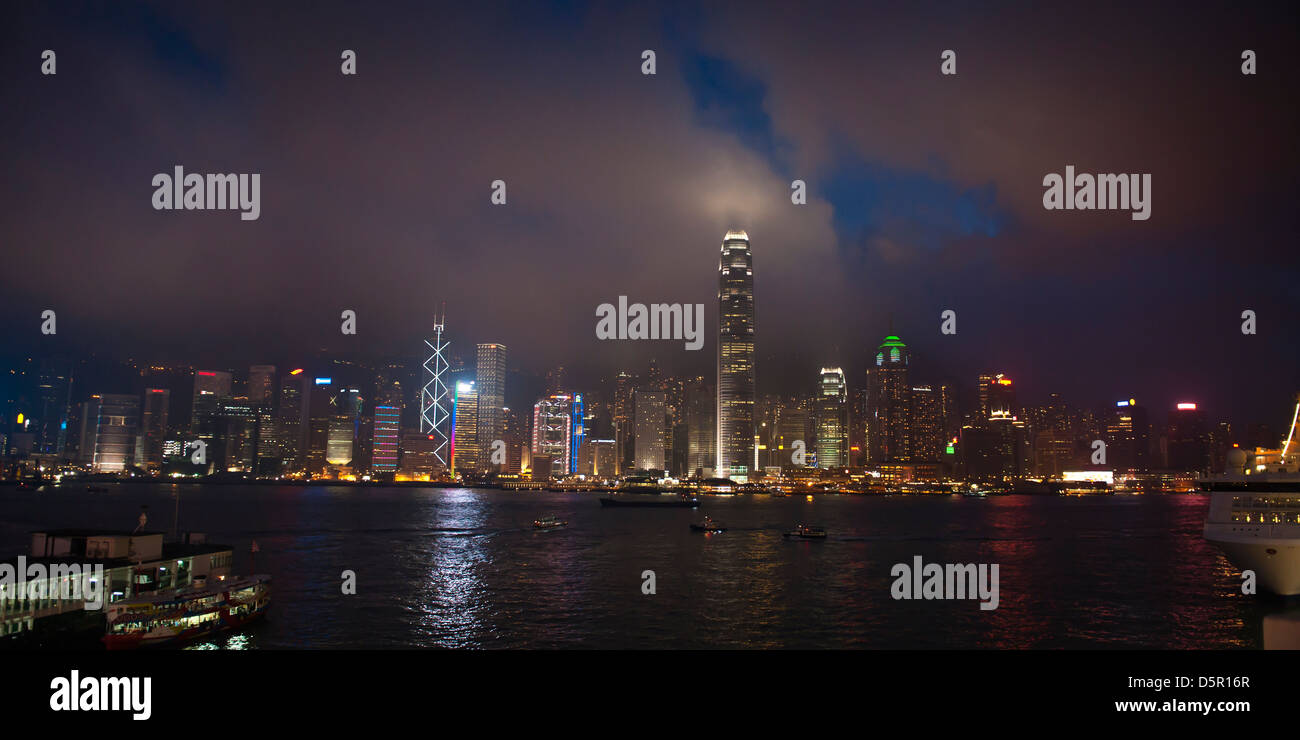 Hafen von Hongkong bei Nacht. Stockfoto
