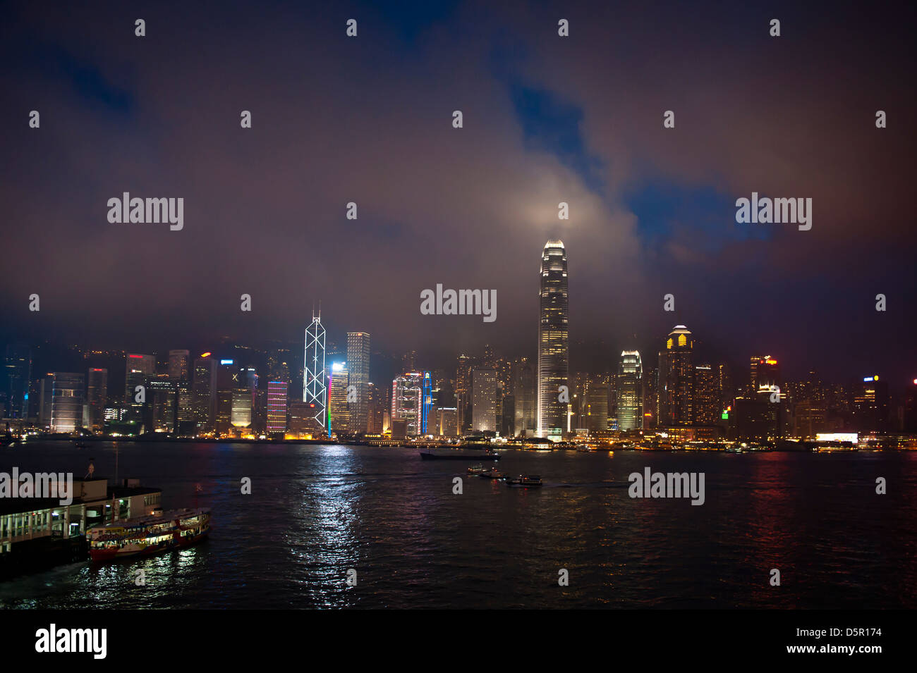 Hafen von Hongkong bei Nacht. Stockfoto