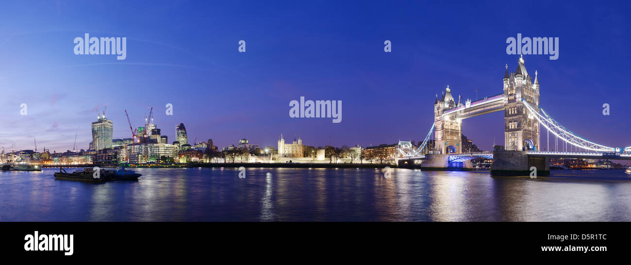 Skyline von der City of London wie Tower Bridge und der Tower of London Stockfoto